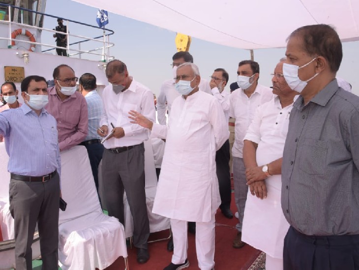 पटना में छठ महापर्व की तैयारी को लेकर घाटों की CM को जानकारी देते अधिकारी।