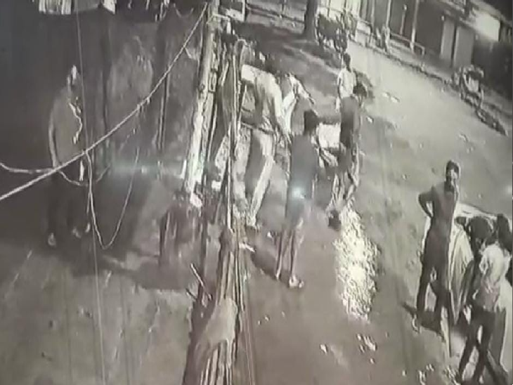 ढाबे के बाहर पार्क की गई वर्करों की एक्टिवा उठाते पुलिस कर्मी