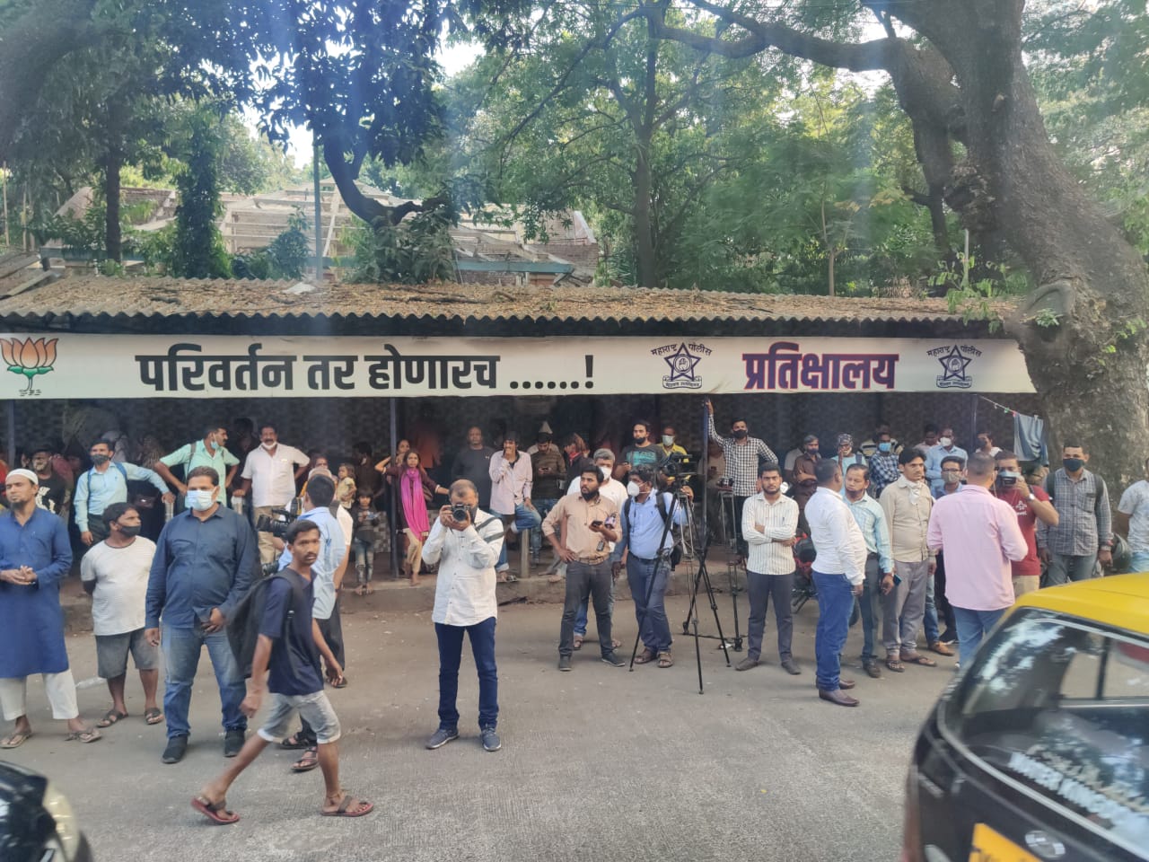 बॉम्बे हाईकोर्ट में गुरुवार दोपहर 3 बजे आर्यन की जमानत याचिका पर सुनवाई शुरू हुई। शाम करीब 4.45 बजे कोर्ट ने इस मामले में फैसला सुनाया। जमानत का विरोध करते हुए एडिशनल सॉलिसिटर जनरल (ASG) अनिल सिंह ने NCB की तरफ से दलीलें दीं, लेकिन कोर्ट ने आर्यन और अन्य दोनों आरोपियों (मुनमुन धमीचा और अरबाज मर्चेंट) को जमानत दे दी।