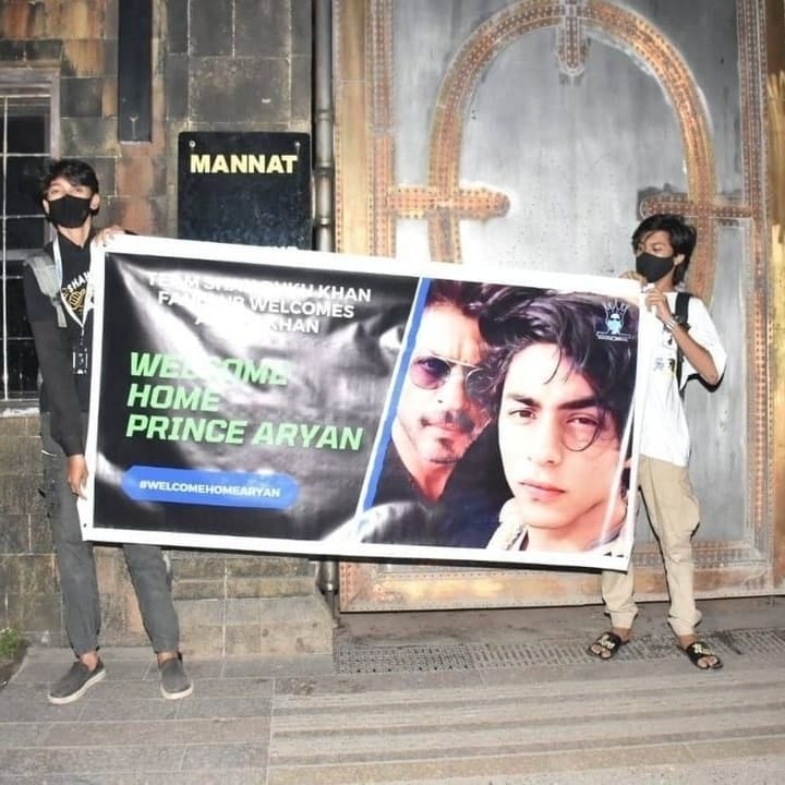 बड़ी संख्या में फैन्स शाहरुख खान के घर मन्नत के बाहर जमा हैं और सेलिब्रेट कर रहे हैं।