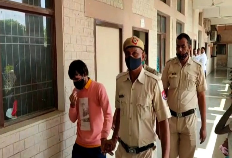 कोर्ट में सुनवाई के बाद आरोपी नीशू को लेकर जाती पुलिस।