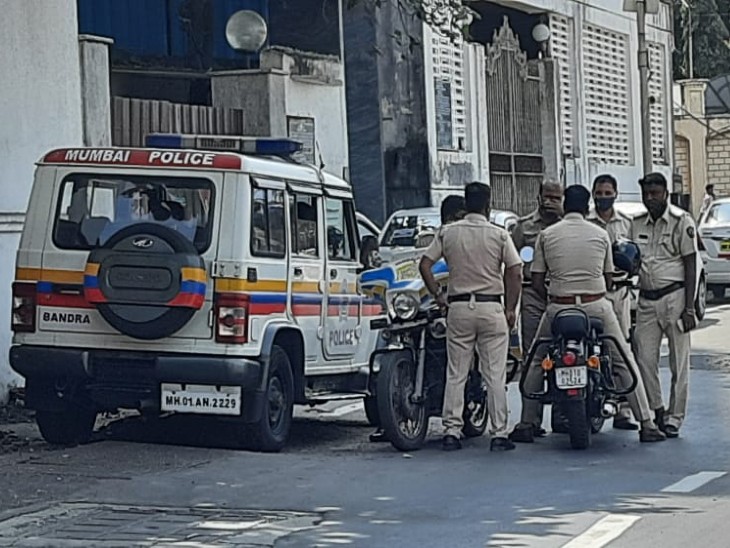 भीड़ को देखते हुए मन्नत के बाहर भारी संख्या में पुलिसकर्मियों को तैनात किया गया है।