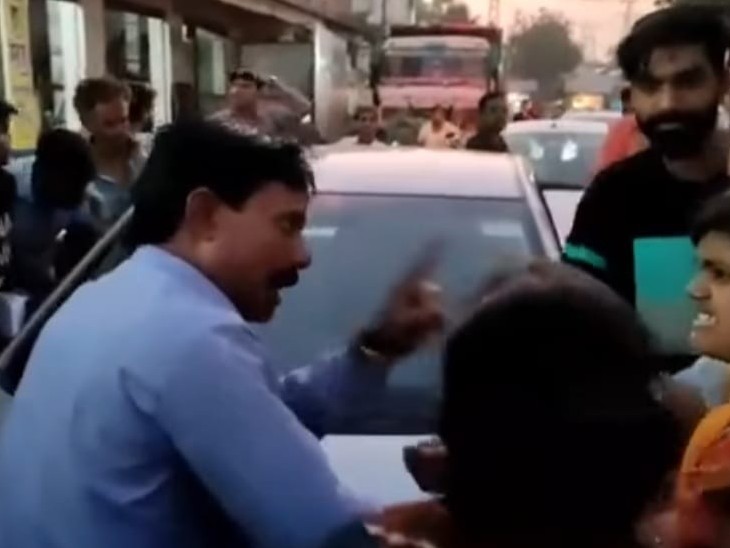 The father was taking the girlfriend sitting in the car, the daughters  stopped the car, beat the girlfriend fiercely, the girlfriend ran away from  the spot | बेटी ने रोका तो कार