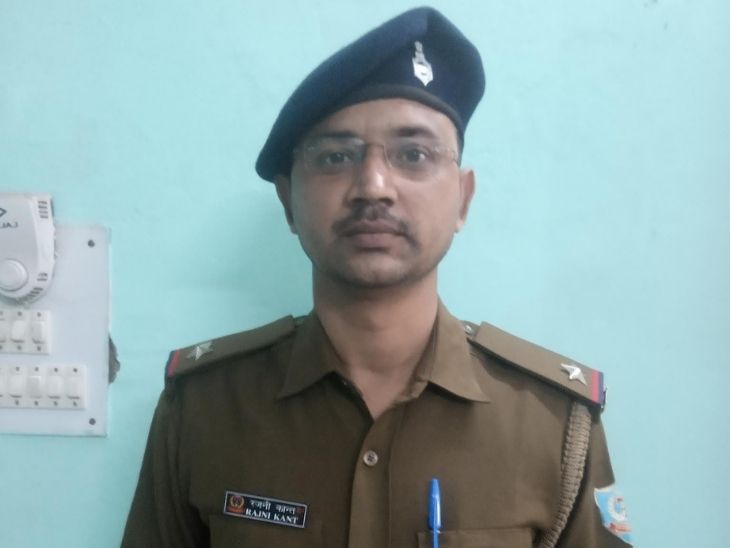कोरोना काल में पीसीआर में पदस्थ रजनीकांत रांची के सबसे बड़े क्वारंटाइन सेंटर खेलगांव में तैनात थे. यहीं वह लोगों की सेवा करते हुए संक्रमित हो गए थे। (फाइल फोटो)