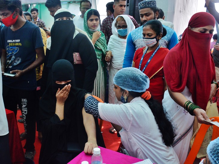 याचिका में कहा गया है कि लोगों को अपनी मर्जी से कोवीशील्ड वैक्सीन लगवाने की इजाजत दी जाए, भले ही उन्हें कोवैक्सिन के दोनों डोज ले लिए हों। - Dainik Bhaskar