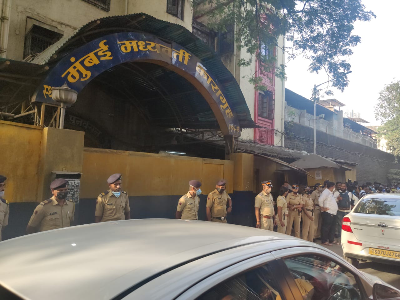 आर्यन की रिहाई: बॉलीवुड अभिनेत्री जूही चावला ने आर्यन के लिए भरा जमानत बांड; मन्नत से रवाना हुए शाहरुख खान, पहुंच सकते हैं आर्थर रोड जेल आर्यन की रिहाई के मद्देनजर आर्थर रोड जेल के बाहर सुरक्षा व्यवस्था कड़ी कर दी गई है।