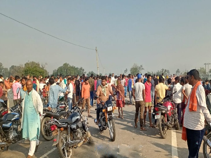 आक्रोशित लोगों ने हाईवे जाम कर दिया।