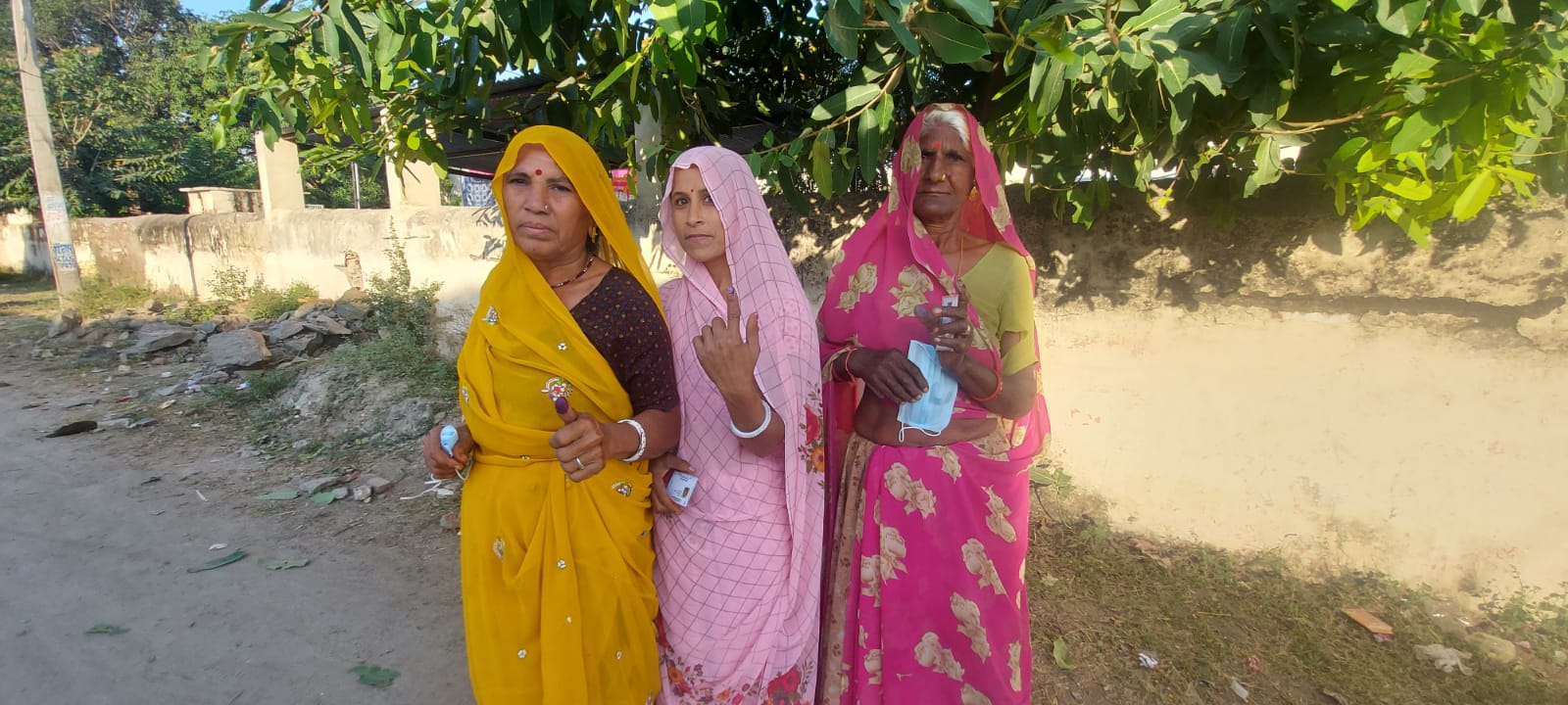 वल्लभनगर में लोगों में मतदान को लेकर काफी उत्साह नजर आ रहा है। यहां महिलाएं अपने मत का प्रयोग करने सुबह से ही पहुंच रही हैं।