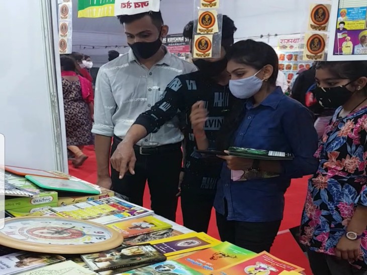 एंटी क्लॉक वाइज घूमती घड़ियां युवाओं का ध्यान खींचती हैं।