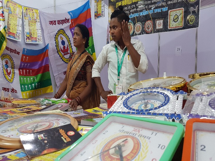 बसंत अपनी मां के साथ स्टॉल लगाने पहुंचे हैं।