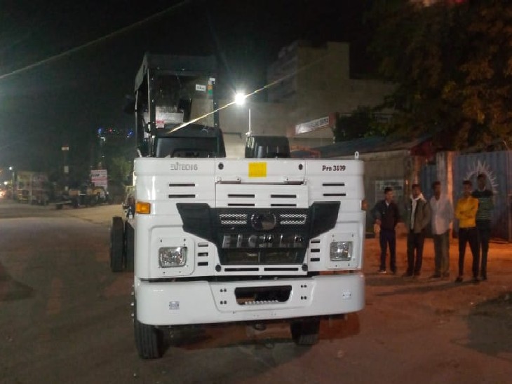 वह आयशर ट्रक जिसने छात्रा को कुचला, थाने में खड़ा हुआ