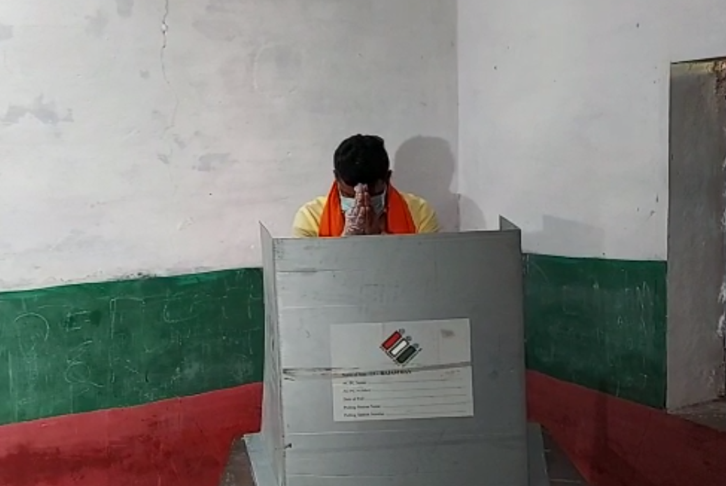 भाजपा प्रत्याशी हिम्मत सिंह झाला ने वाजमिया में अपना वोट दिया।