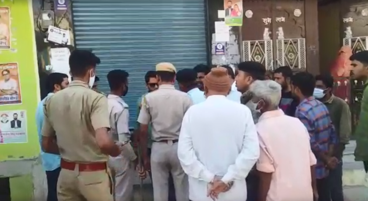 वल्लभनगर के बंबोरा में झड़प के बाद मौके पर जमा हुई कार्यकर्ताओं की भीड़।
