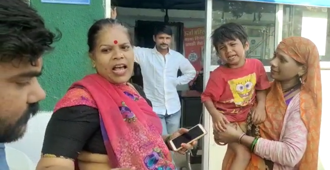 परिजन जब बच्चे को लेने थाने पहुंचे, तो वह रोने लगा।