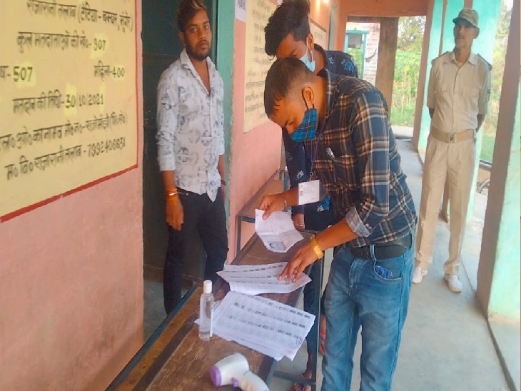 तारापुर की बूथ संख्या 136 पर मॉक पोल संपन्न कराते मतदानकर्मी।