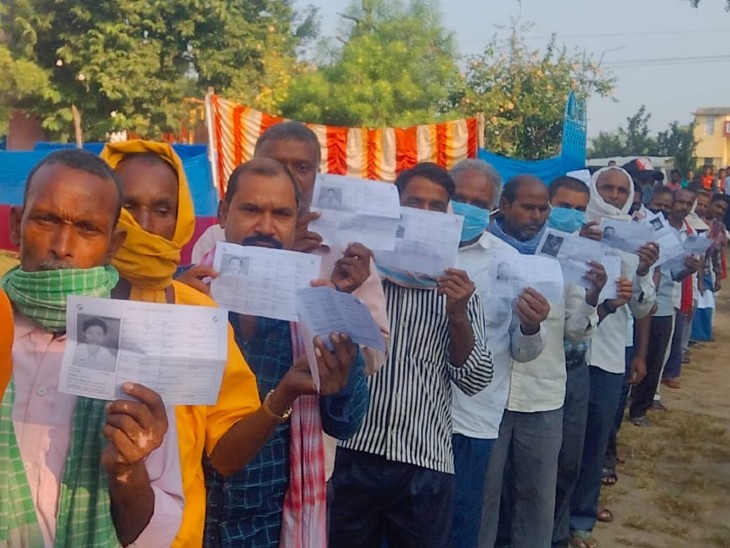 तारापुर में मतदान केंद्र पर अपनी बारी का इंतजार करते मतदाता।