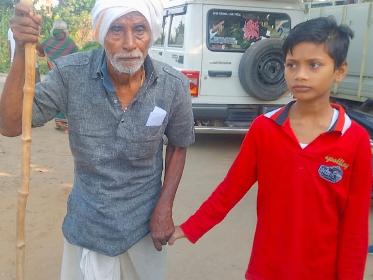 तारापुर में मतदान केंद्र पर जाते बुजुर्ग मतदाता।
