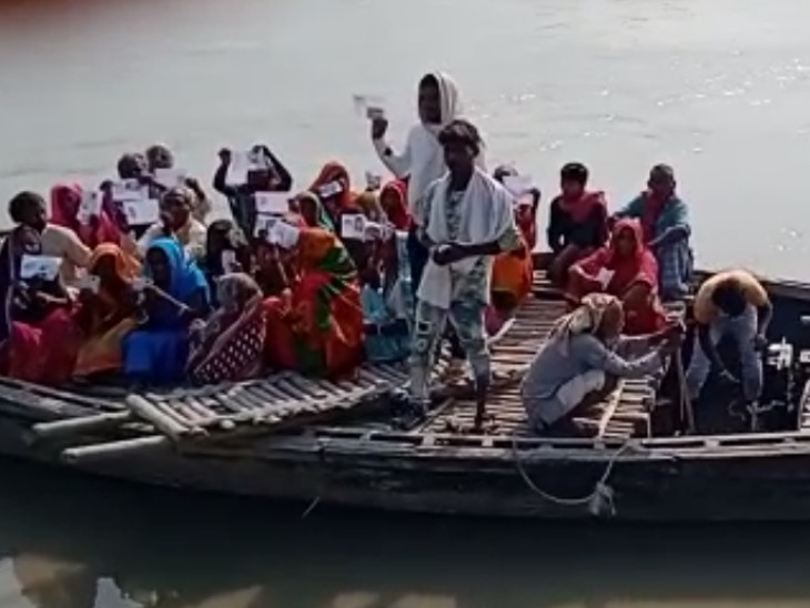 कुशेश्वरस्थान में नाव से वोट देने के लिए जाते मतदाता।