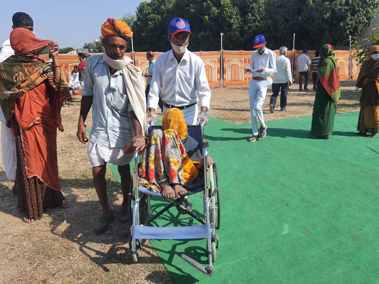 100 वर्षीय रमली बाई वल्लभनगर विधानसभा के मदनपुरा क्षेत्र में मतदान करने पहुंची। इन्होंने अब तक के हर विधानसभा चुनाव में वोट किया है। 1957 से ये लगातार हर विधानसभा चुनाव में वोट कर रही हैं।