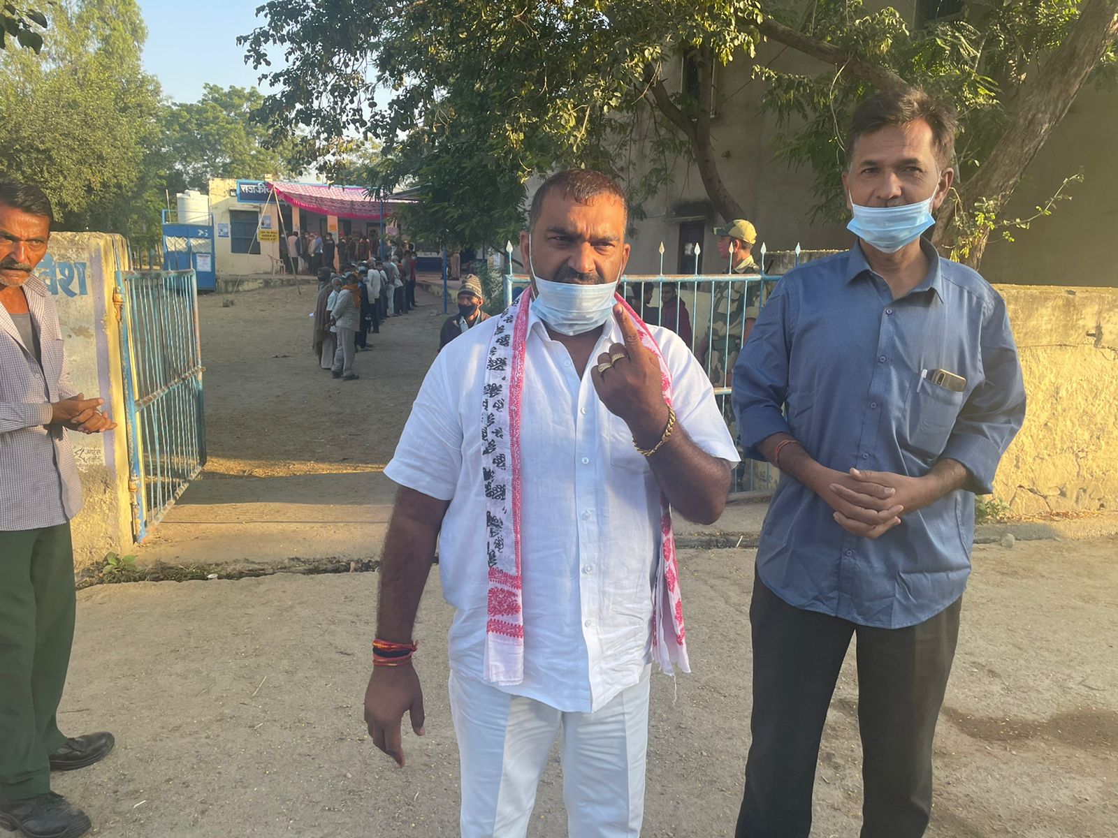 वल्लभनगर में RLP प्रत्याशी उदयलाल डांगी ने भी वोट डाला।