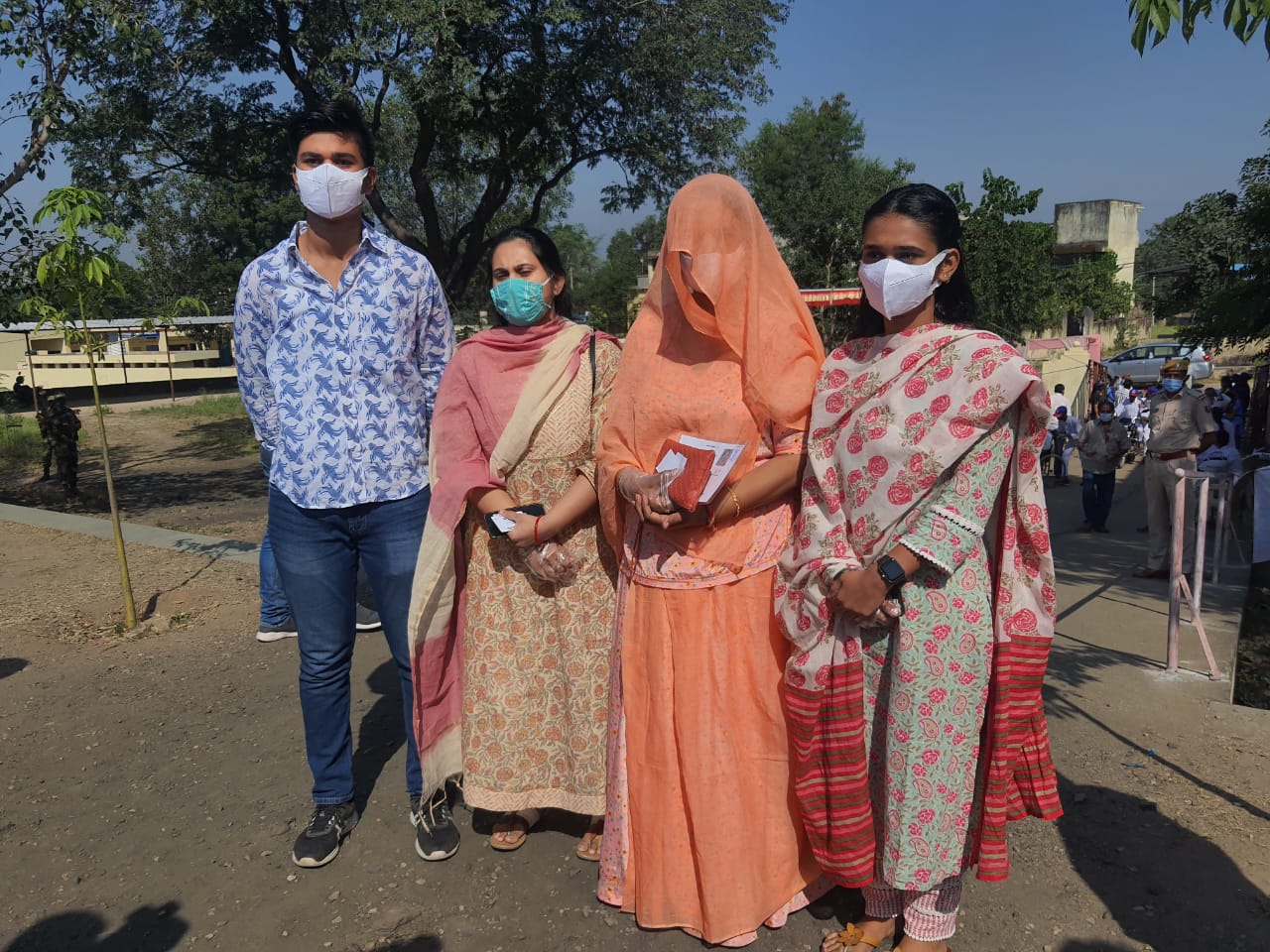 कांग्रेस की प्रीति शक्तावत वोट डालने पहुंचीं।