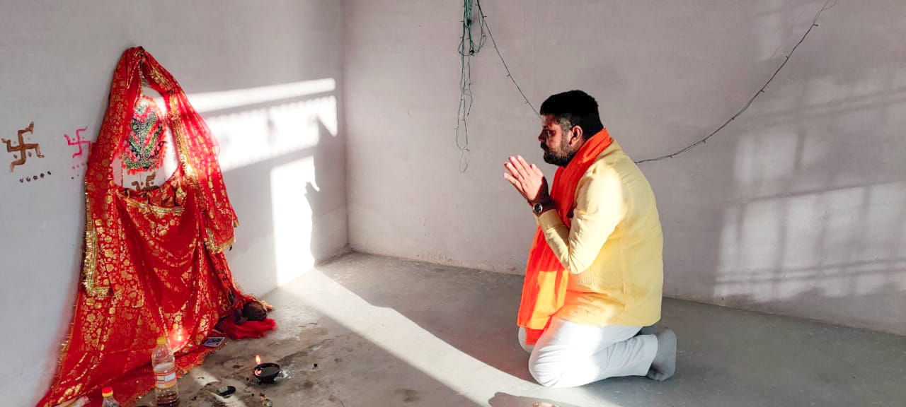 बीजेपी प्रत्याशी हिम्मत सिंह झाला वोटिंग से पहले मंदिर में दर्शन करने पहुंचे।