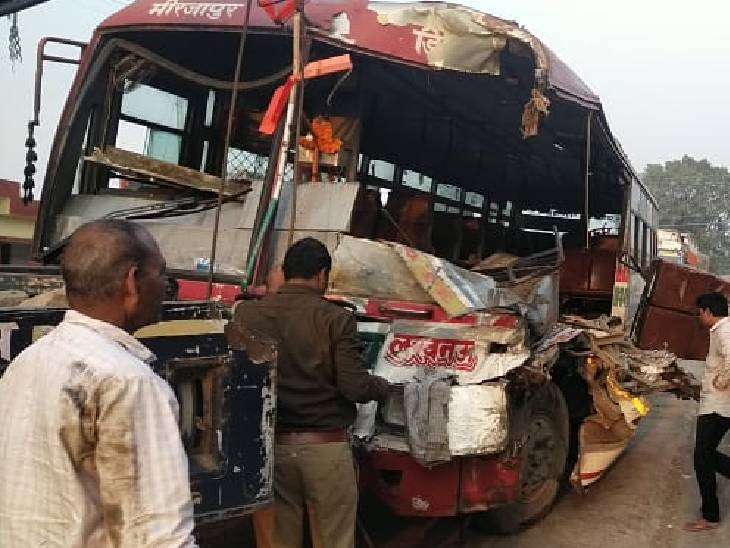 बस लखनऊ से मिर्जापुर जा रही थी। घायल यात्रियों को अस्पताल में भर्ती करवाया है।