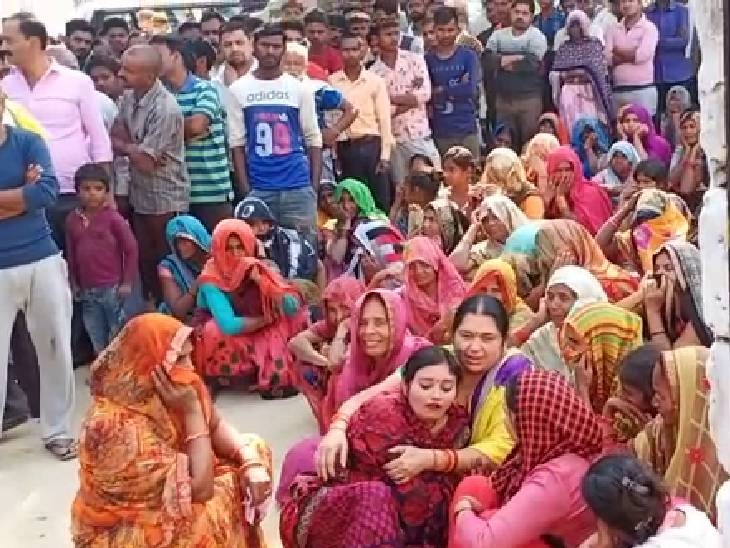 रोते बिलखते परिजन।