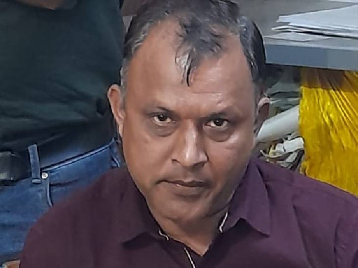 जीडी अहिरवाल को 50 हजार रुपए की रिश्वत लेते लोकायुक्त ने पकड़ा है।