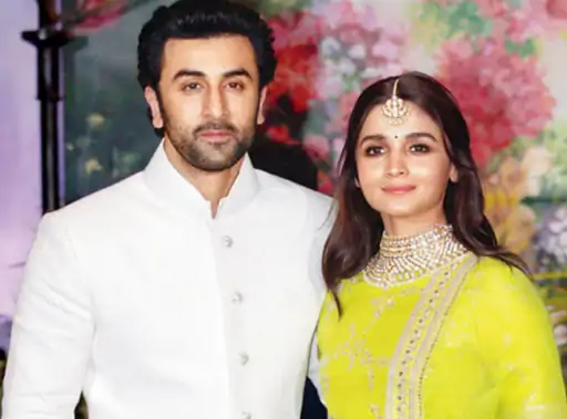 Ranbir Kapoor and Alia Bhatt will marry in 2022, not in December 2021 | रणबीर कपूर और आलिया भट्ट इस साल दिसंबर में नहीं करेंगे शादी, 2022 में ही लेंगे सात फेरे - Dainik Bhaskar