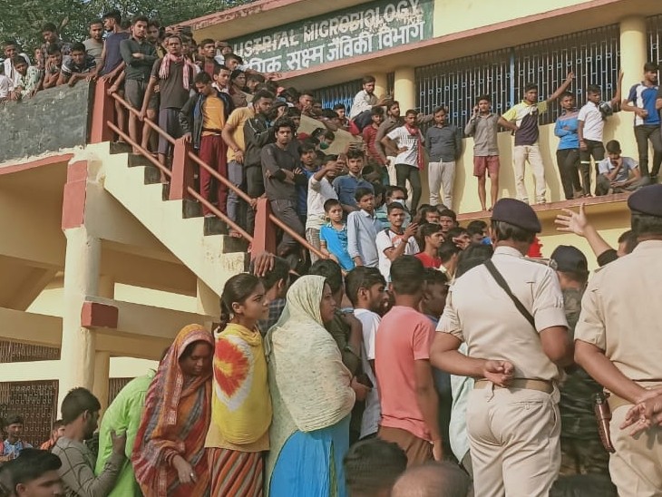 जीडी कॉलेज में शहीद लेफ्टिनेंट को श्रद्धांजलि देने पहुंचे लोग।