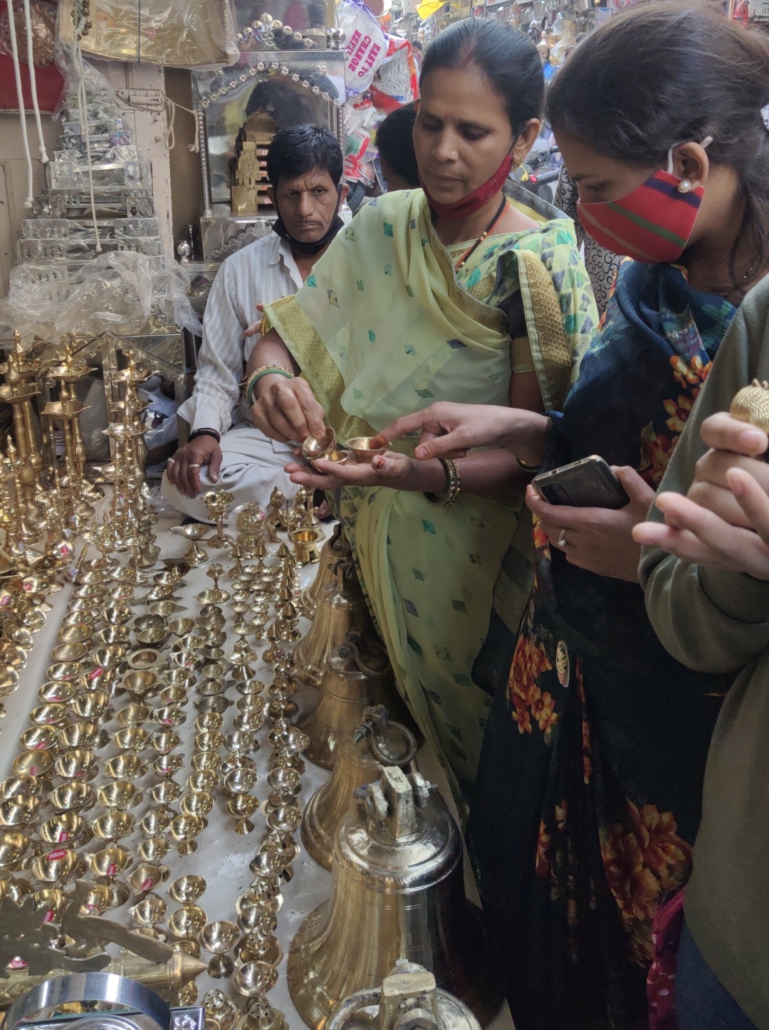 पूजन सामग्री खरीदते हुए