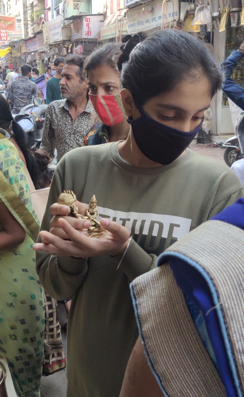 परिवार के साथ खरीदारी करते हुए युवा वर्ग