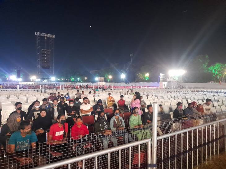 शाम 7 बजे कम दर्शक ही समारोह में पहुंचे थे।