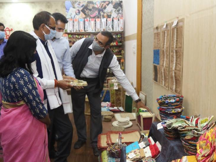 राग भोपाली के लोकार्पण के दौरान CM शिवराज सिंह चौहान महिलाओं द्वारा बनाए गए उत्पाद को देखते हुए। - Dainik Bhaskar
