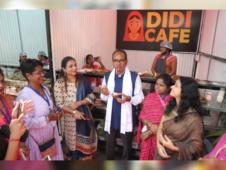 दीदी कैफे पर व्यंजन का लुत्फ उठाते सीएम शिवराज सिंह चौहान।