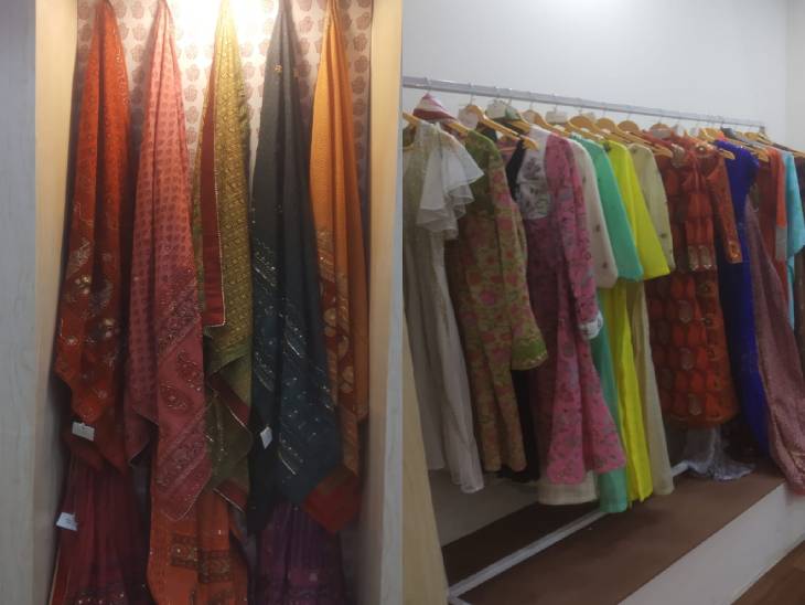 राग भोपाली एम्पोरियम में कपड़ों की कई वैरायटियां हैं।