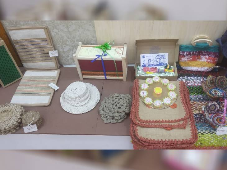 हैंडबैग समेत घर के लिए उपयोगी सामान भी राग भोपाली में है।