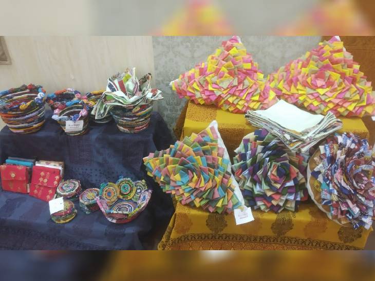 घर की सजावट के लिए कई सामग्री राग भोपाली में है।