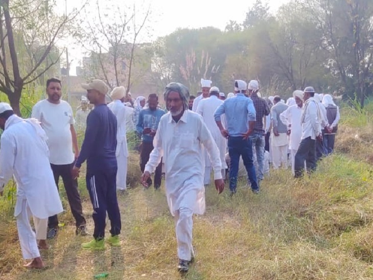 क्रबिस्तान में जमा लोग