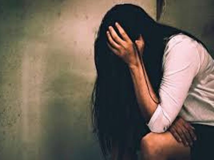 पड़ोस की आंटियां घर बुलाकर 15 साल की लड़की से अश्लील हरकतें करती।