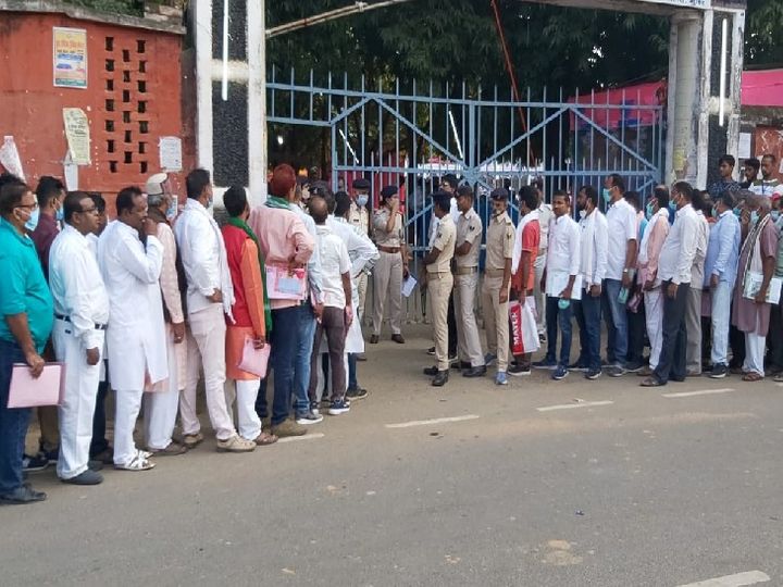 मुंगेर के आडी एंड डीजे कॉलेज पर बने मतगणना केंद्र के अंदर जाने के लिए कतार में खड़े JDU और RJD के कार्यकर्ता।