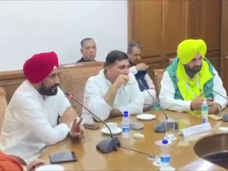 मंत्रियों-विधायकों से बात करते सीएम चन्नी। साथ में नवजोत सिद्धू और हरीश चौधरी।