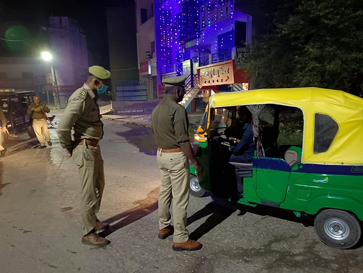 चितईपुर थाना प्रभारी मिर्जा रिजवान बेग अपने क्षेत्र में मंगलवार की देर रात ऑटो चालक से पूछताछ करते हुए। - Dainik Bhaskar