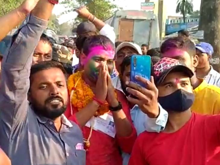 हार के बाद समर्थकों के साथ विधायक अमन भूषण हजारी