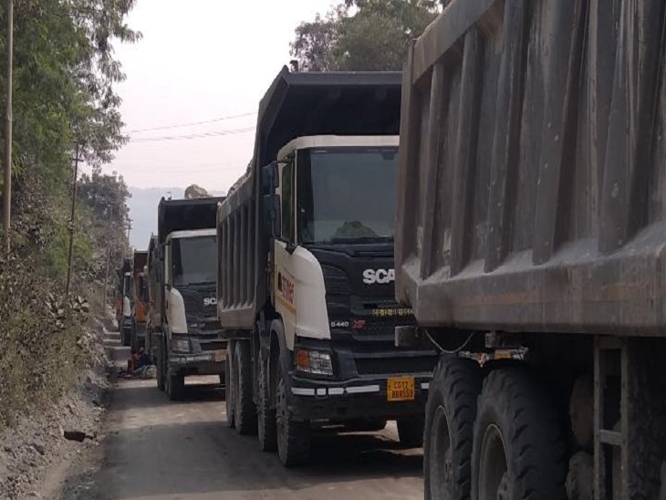 कोरबा में प्रदर्शन के चलते गाड़ियां इस तरह से खड़ी रहीं।