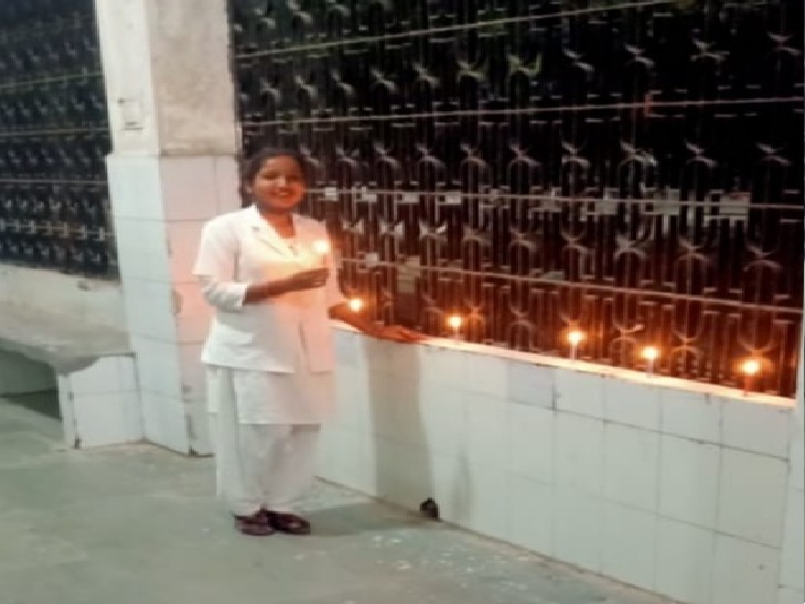 On Diwali, the nurses posted at Tej Bahadur Sapru Hospital Bailey lit diyas and celebrated Diwali. - Dainik Bhaskar