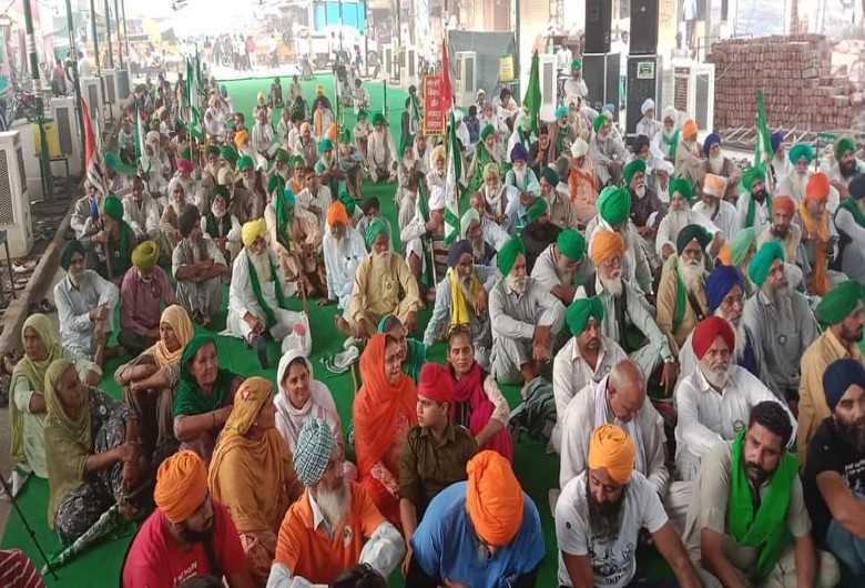 दीपावली के दिन टिकरी बॉर्डर पर मौजूद किसान।