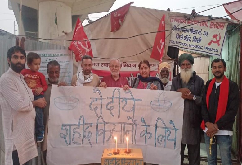 टिकरी बॉर्डर पर दीप जलाते हुए किसान।