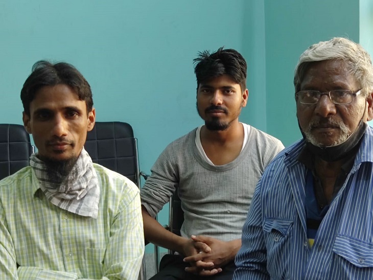 रिहाई के बाद अपने भतीजे और पिता के साथ इफ्तिखार।